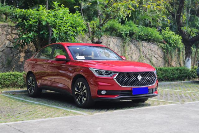 「车家号」充当丈夫的眼睛，却害怕拥堵路段的驾驶，这位妻子选择了RC-6