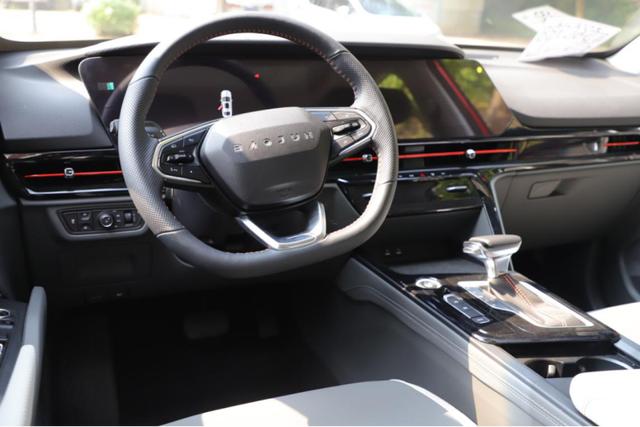 「车家号」充当丈夫的眼睛，却害怕拥堵路段的驾驶，这位妻子选择了RC-6