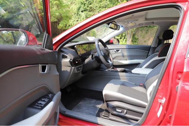 「车家号」充当丈夫的眼睛，却害怕拥堵路段的驾驶，这位妻子选择了RC-6