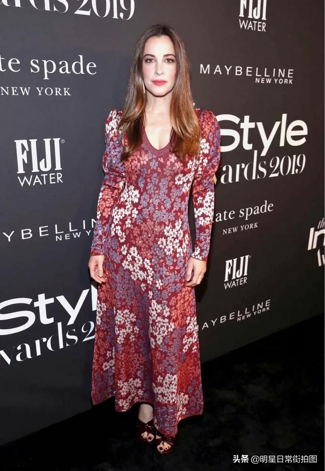 《奇缘妙爱》林赛·斯隆身穿酒红色印花连衣裙在洛杉矶出席活动