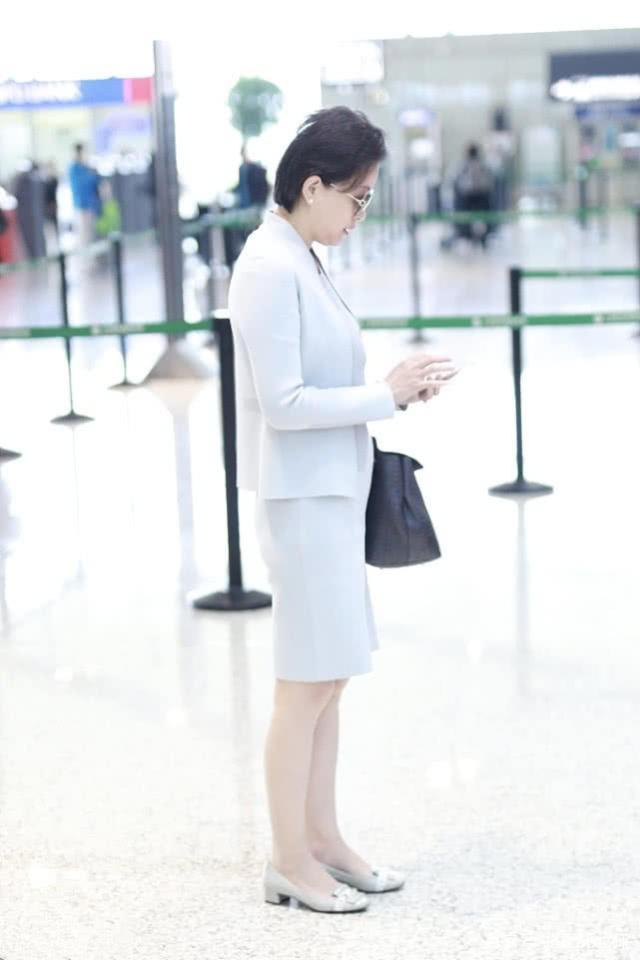 杨澜现身，穿了套浅灰色裙装搭厚底鞋，走机场也打扮得这么端庄！