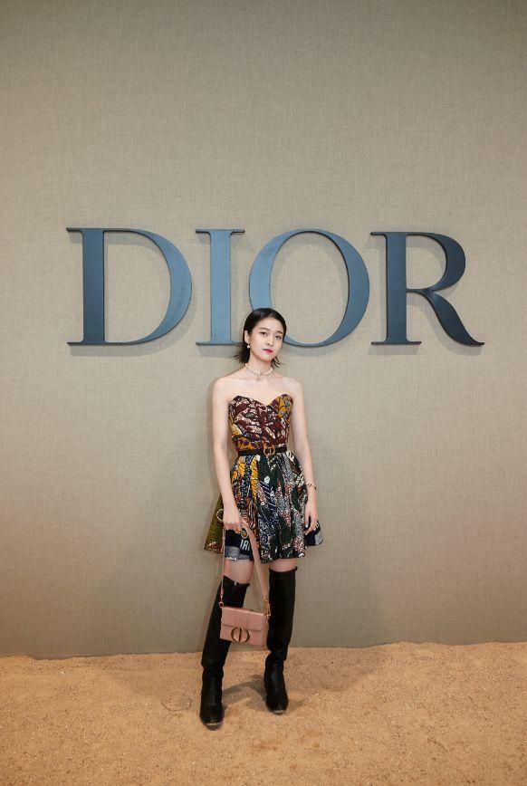 张雪迎近期造型基本被Dior承包了！这次无袖长裙，直角肩实力圈粉