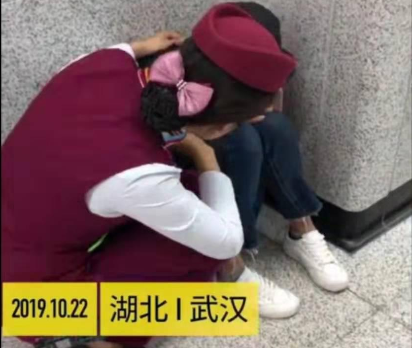 「他从指缘料疑」无奈! 95后女孩工作不顺躲地铁痛哭50多分钟: 生活不易, 仍需努力