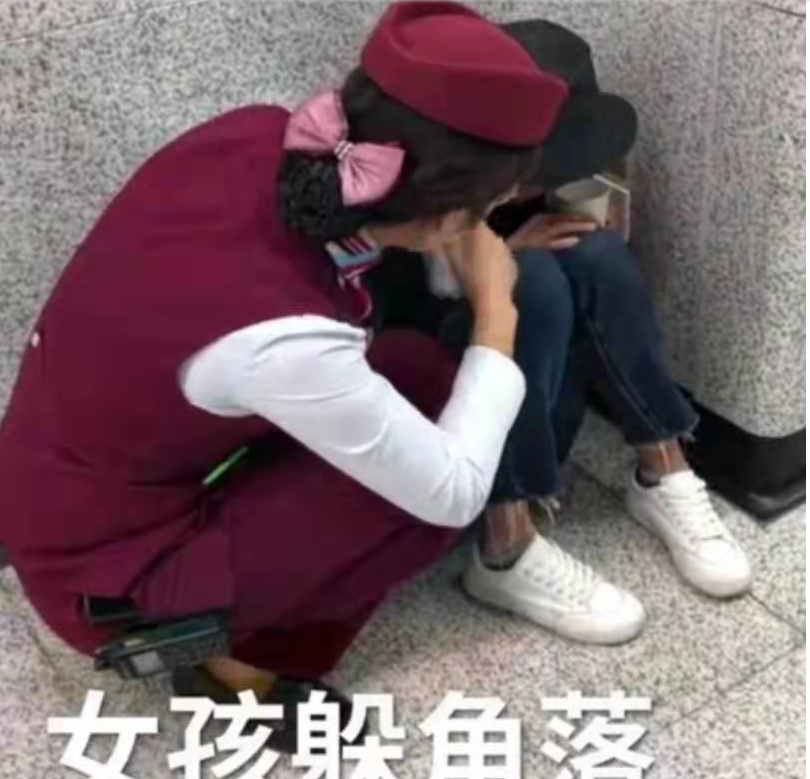 「他从指缘料疑」无奈! 95后女孩工作不顺躲地铁痛哭50多分钟: 生活不易, 仍需努力
