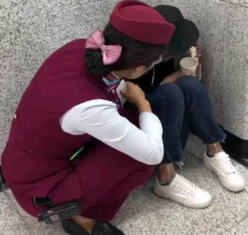 「他从指缘料疑」无奈! 95后女孩工作不顺躲地铁痛哭50多分钟: 生活不易, 仍需努力