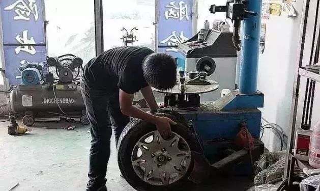 #楚安汽车资料#给轮胎加个气还要收钱？师傅怒怼：不服？你自己去买个打气泵！