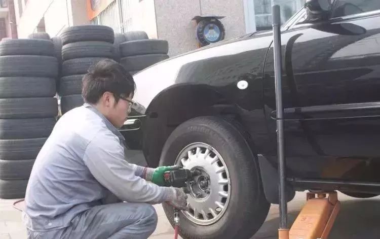 #楚安汽车资料#给轮胎加个气还要收钱？师傅怒怼：不服？你自己去买个打气泵！