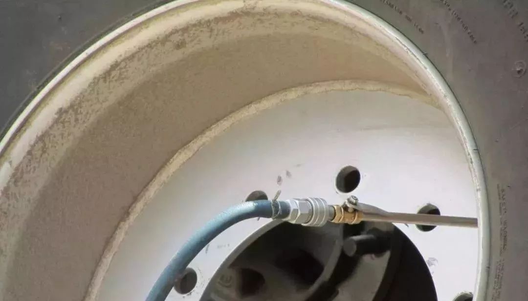 #楚安汽车资料#给轮胎加个气还要收钱？师傅怒怼：不服？你自己去买个打气泵！