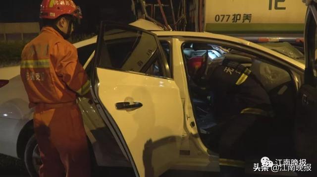 「家有汽车」瞬间驾驶室撞扁！昨晚江海高架上这一幕令人痛心
