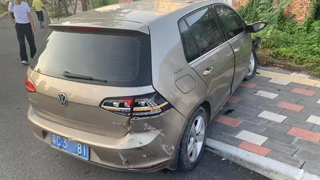 车与生活@香洲女司机开车过路口不让奔驰，祈求对方不要撞她！结果惨了！