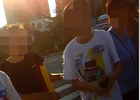 车与生活@香洲女司机开车过路口不让奔驰，祈求对方不要撞她！结果惨了！