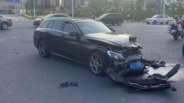 车与生活@香洲女司机开车过路口不让奔驰，祈求对方不要撞她！结果惨了！