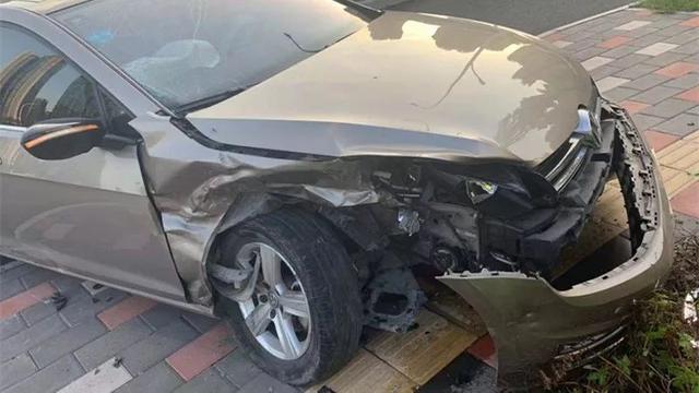 车与生活@香洲女司机开车过路口不让奔驰，祈求对方不要撞她！结果惨了！