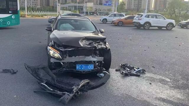 车与生活@香洲女司机开车过路口不让奔驰，祈求对方不要撞她！结果惨了！