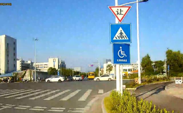 车与生活@香洲女司机开车过路口不让奔驰，祈求对方不要撞她！结果惨了！