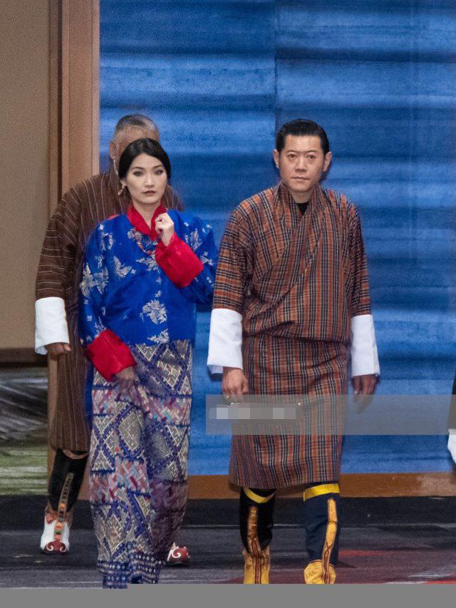 ..首相举办宴会！不丹王后蓝裙惊艳，安倍昭惠换浅蓝和服更温婉