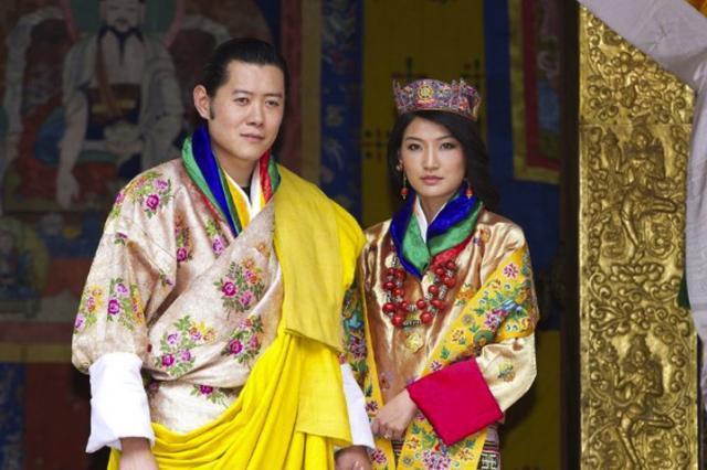 ..首相举办宴会！不丹王后蓝裙惊艳，安倍昭惠换浅蓝和服更温婉