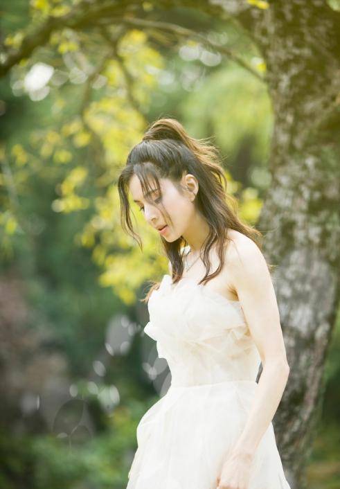 原创 46岁李若彤穿抹胸婚纱，半丸子头减龄又甜美，自带满满的仙女气息