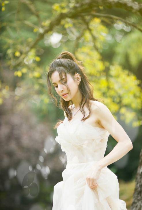 原创 46岁李若彤穿抹胸婚纱，半丸子头减龄又甜美，自带满满的仙女气息