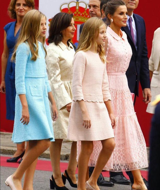 西班牙公主最爱姐妹装红蓝配，礼服到日常私服从小美到大