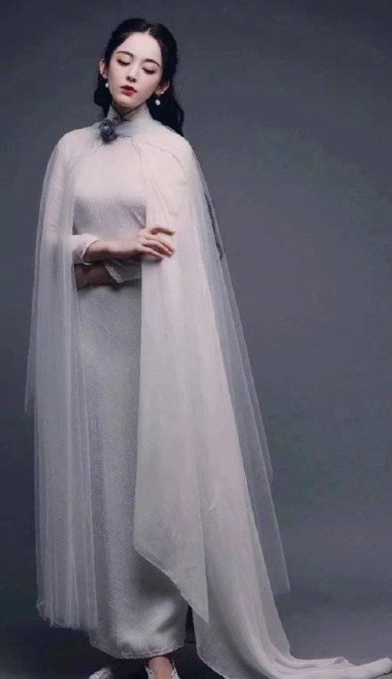 娜扎又美出新高度，白色旗袍配半透明披风，中式穿搭展现异域风情