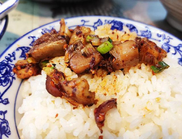 四川人太会吃了，怪不得米饭自助，就这“满屏菜”，2碗饭打底儿吧！