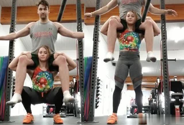 24岁姑娘硬拉460斤，可以扛起236斤男友做深蹲！网友：自愧不如