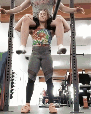 24岁姑娘硬拉460斤，可以扛起236斤男友做深蹲！网友：自愧不如