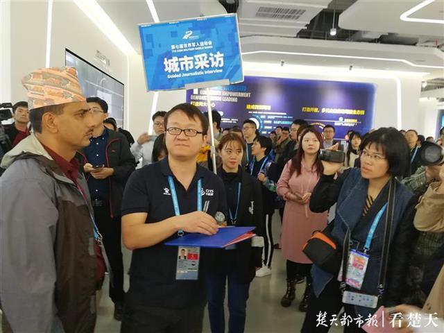 【阿虎汽车】中外媒体试乘武汉无人驾驶车，尼泊尔新闻官不想下车连呼神奇