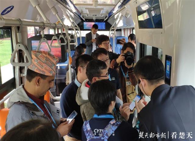 【阿虎汽车】中外媒体试乘武汉无人驾驶车，尼泊尔新闻官不想下车连呼神奇