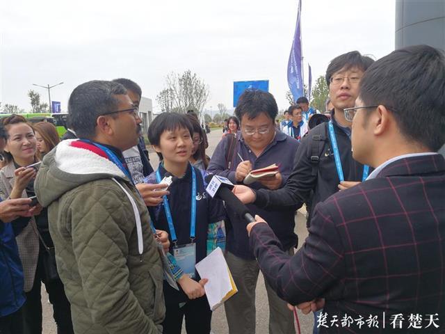 【阿虎汽车】中外媒体试乘武汉无人驾驶车，尼泊尔新闻官不想下车连呼神奇