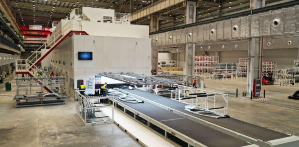 「解放网」特斯拉上海工厂已开始试生产，内部照片首次曝光