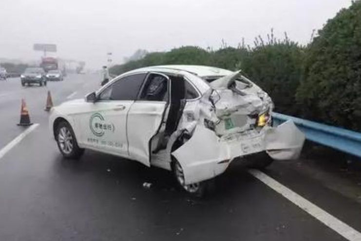 SUV有情报：新能源车主现在咋样了？车主堵一次车后笑不出来：这是给人开的吗