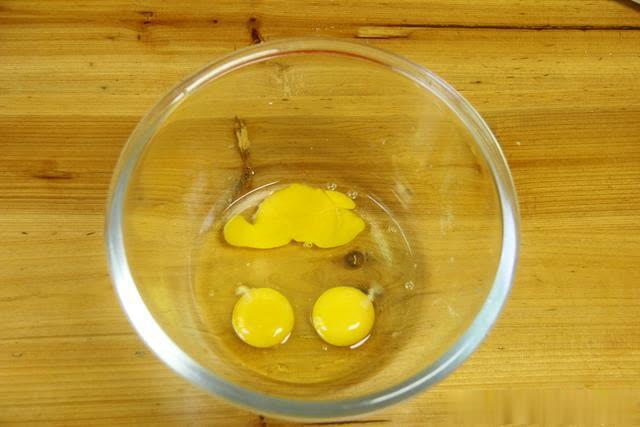 老式鸡蛋糕做法，不用蛋清蛋黄分离，三个鸡蛋做一堆