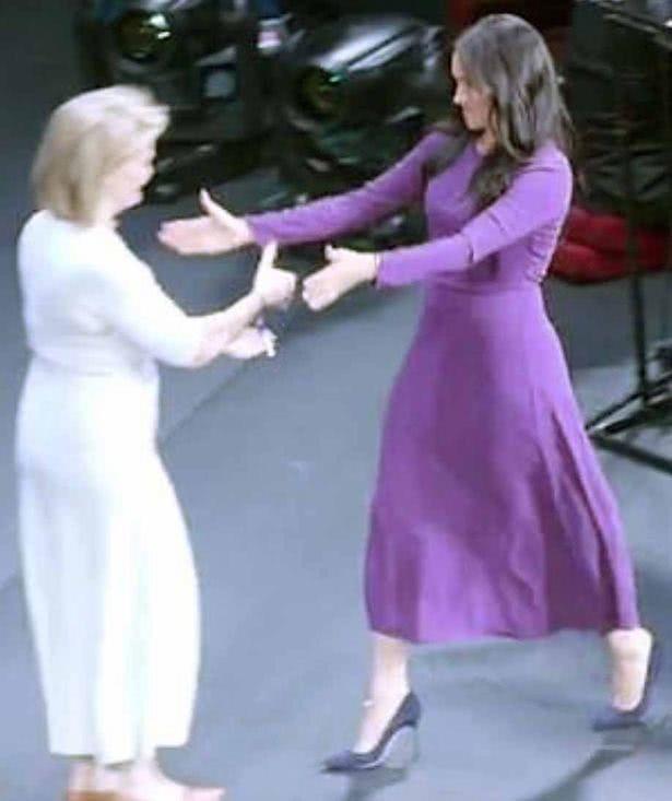 一个握手另一个拥抱，梅根王妃和嘉宾问候时会错意，场面有点窘