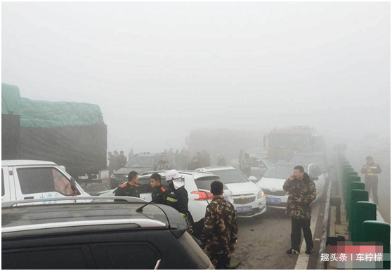 车柠檬■高速遇到大雾，怎样开车最安全？