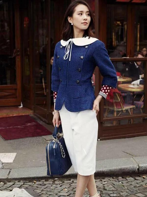 刘诗诗一身深蓝色西装，显得很甜美又充满优雅端庄的魅力