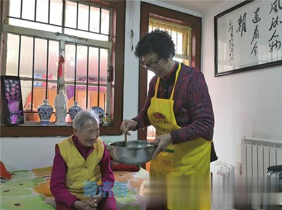 大众网：76岁的她为照顾婆婆一直睡沙发 最怕的是自己病倒