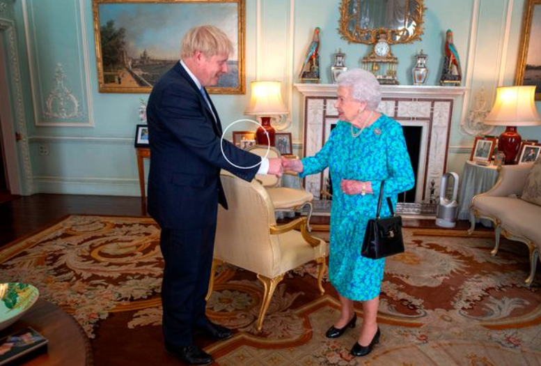 女王对梅根不满？英媒曝哈里夫妇合照从白金汉宫客厅消失