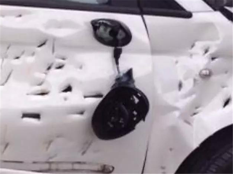 「汽车界小哥」菲亚特占道停车，第二天车主急得直跺脚：全身上下没一块好皮！