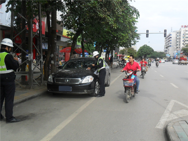 「汽车界小哥」菲亚特占道停车，第二天车主急得直跺脚：全身上下没一块好皮！