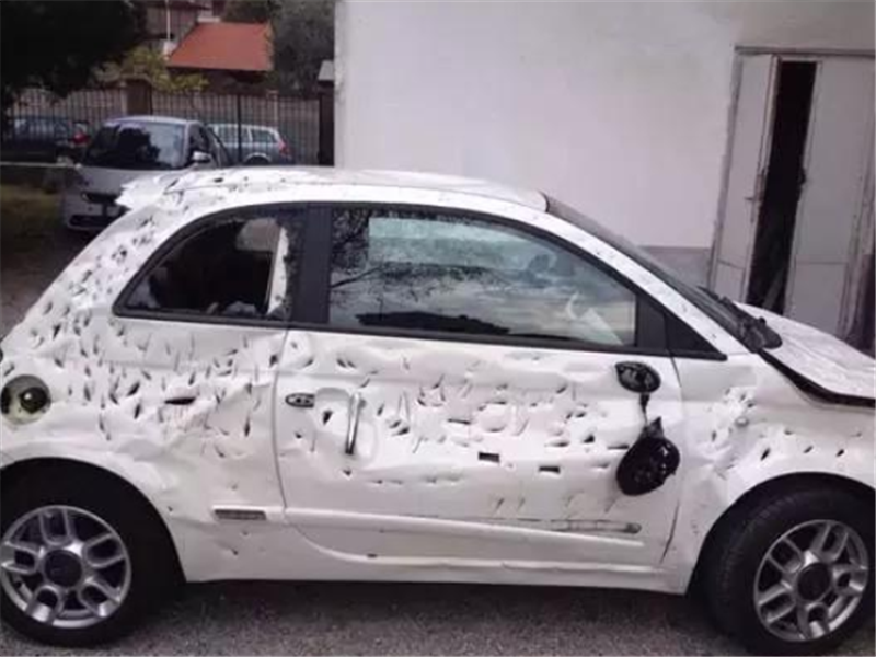 「汽车界小哥」菲亚特占道停车，第二天车主急得直跺脚：全身上下没一块好皮！