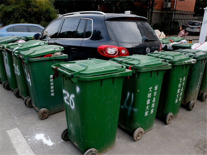 「汽车界小哥」菲亚特占道停车，第二天车主急得直跺脚：全身上下没一块好皮！