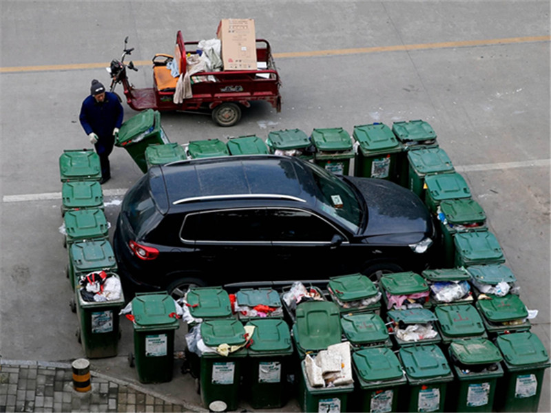 「汽车界小哥」菲亚特占道停车，第二天车主急得直跺脚：全身上下没一块好皮！