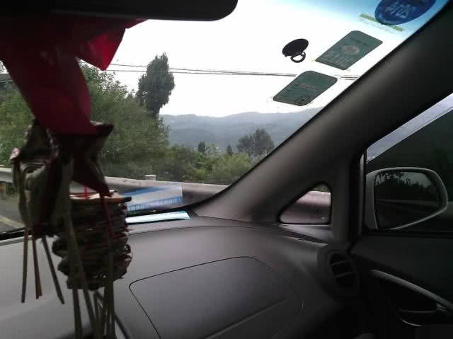 【汽车维修人】开车听歌也违规？交警：不注意这一点，见一次罚一次