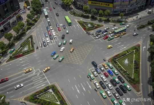 [蛋蛋懂车]“大弯小转”是违章，稍不注意扣5分，新手一定要谨记