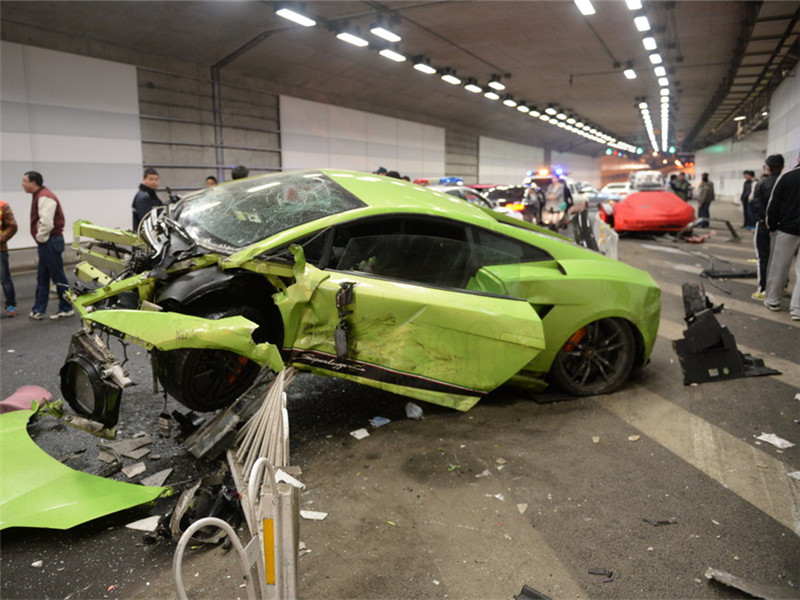 「瑶瑶说车讯」土豪都不出远门吗？为什么高速上看不到超跑？车主：跑完很憋屈！