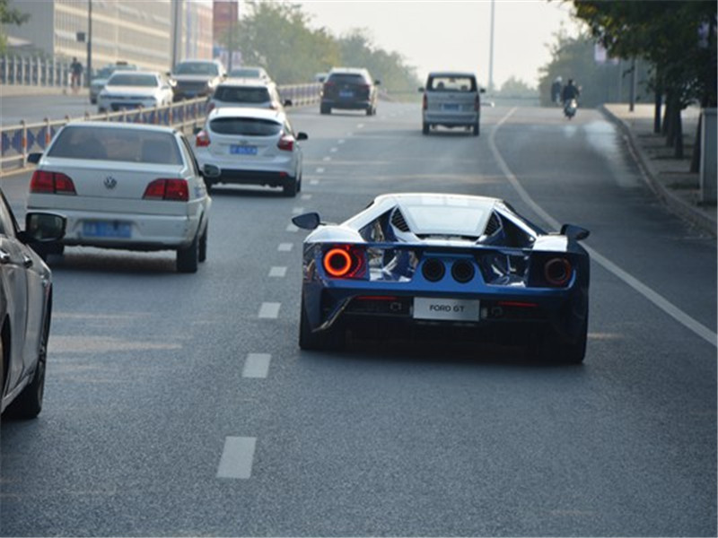 「瑶瑶说车讯」土豪都不出远门吗？为什么高速上看不到超跑？车主：跑完很憋屈！