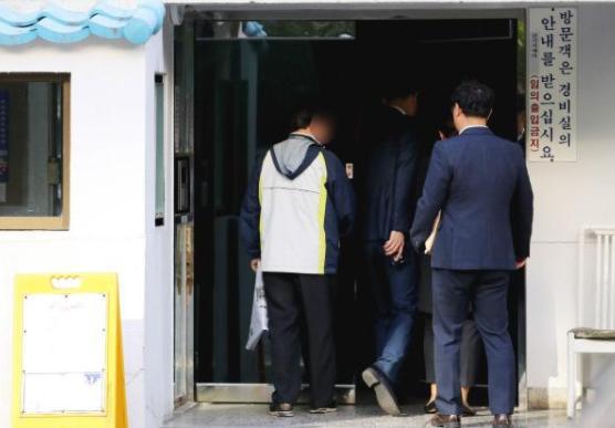 韩国法务部长受检方调查，曾担任首尔大学教授，被质疑为儿女提供便利