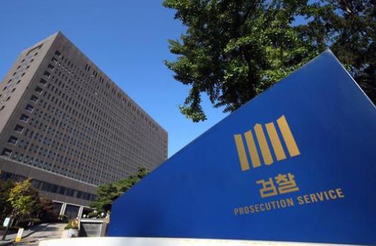 韩国法务部长受检方调查，曾担任首尔大学教授，被质疑为儿女提供便利